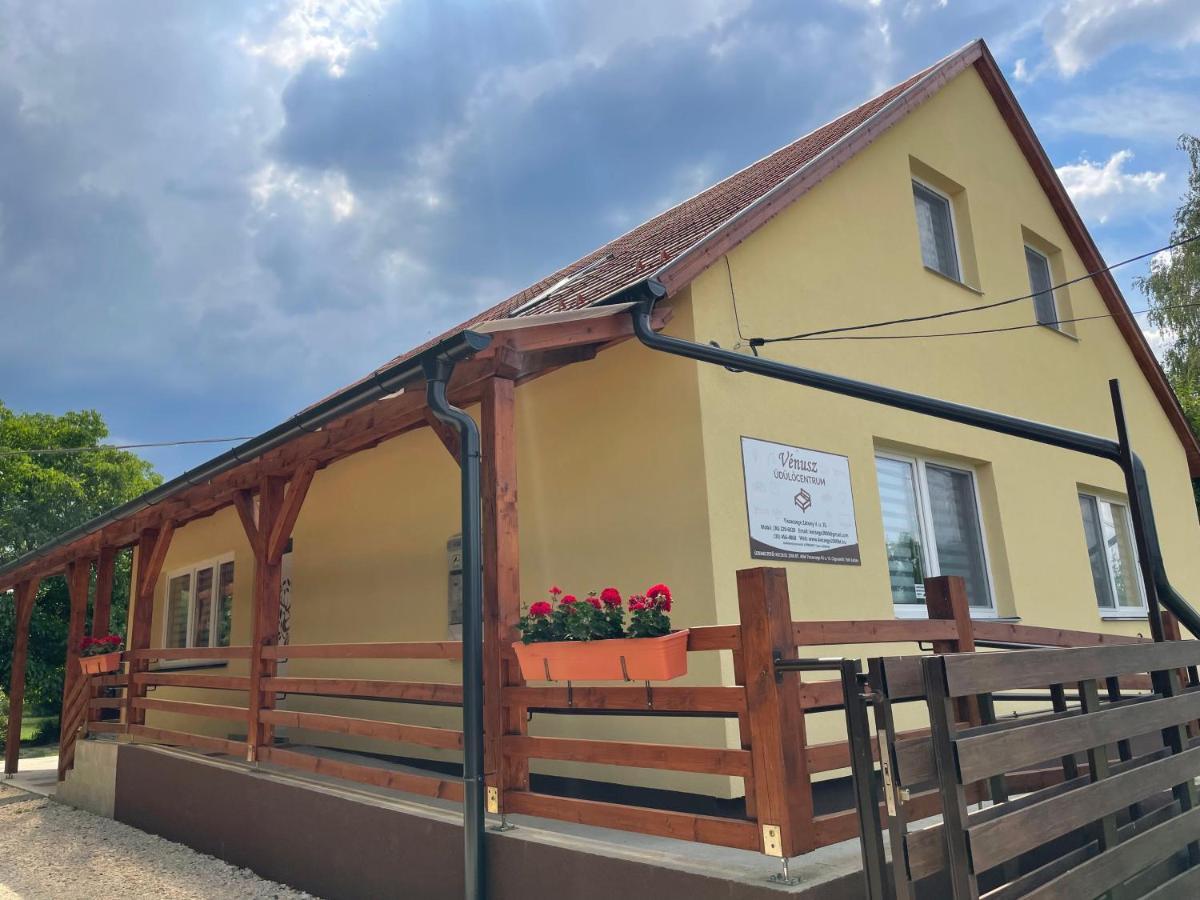 Venusz Ueduelocentrum Tiszacsege Экстерьер фото